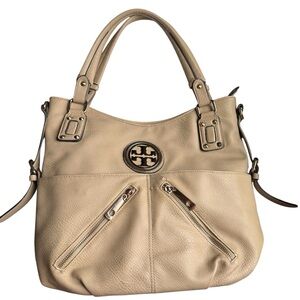 ❄️ Vintage Tan Vinyl Shoulder Bag with Slouchy Silhouette and Gold Hardware
